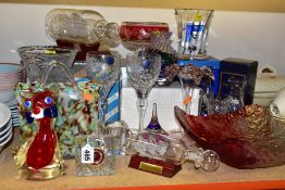 A GROUP OF COLOURED AND CLEAR GLASSWARE, including a boxed Dartington Crystal Sweet-Pea vase from
