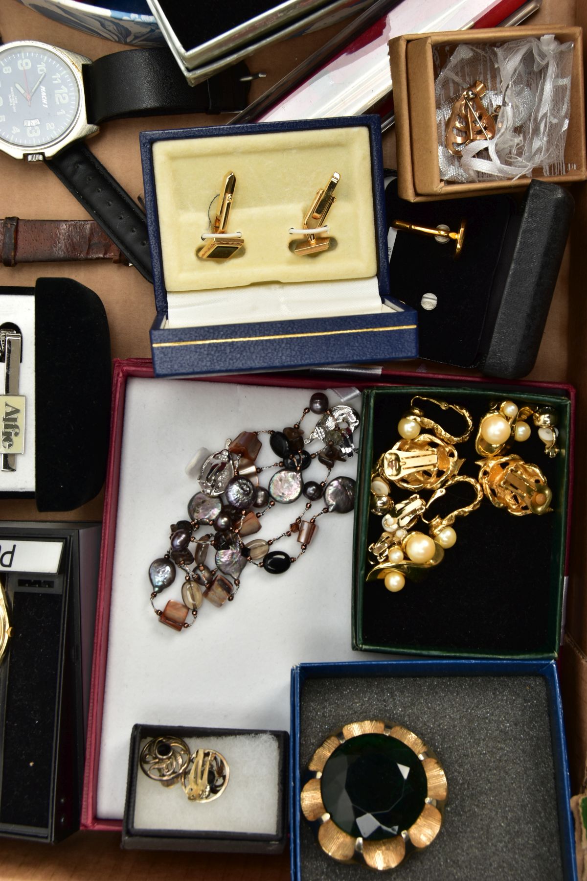 A BOX OF ASSORTED ITEMS, to include a white metal belt buckle of an oval form detailed with a yellow - Image 6 of 6