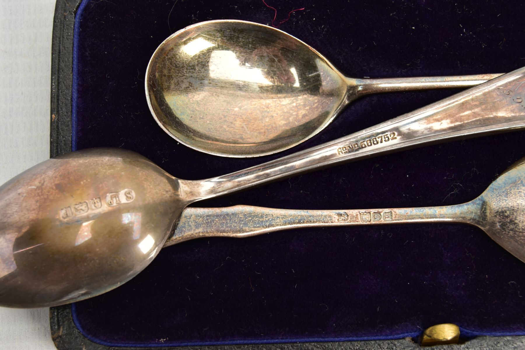 A BOX OF ASSORTED SILVER SPOONS, to include single cased spoon with engraved detail, signed 'ER' ' - Bild 3 aus 3