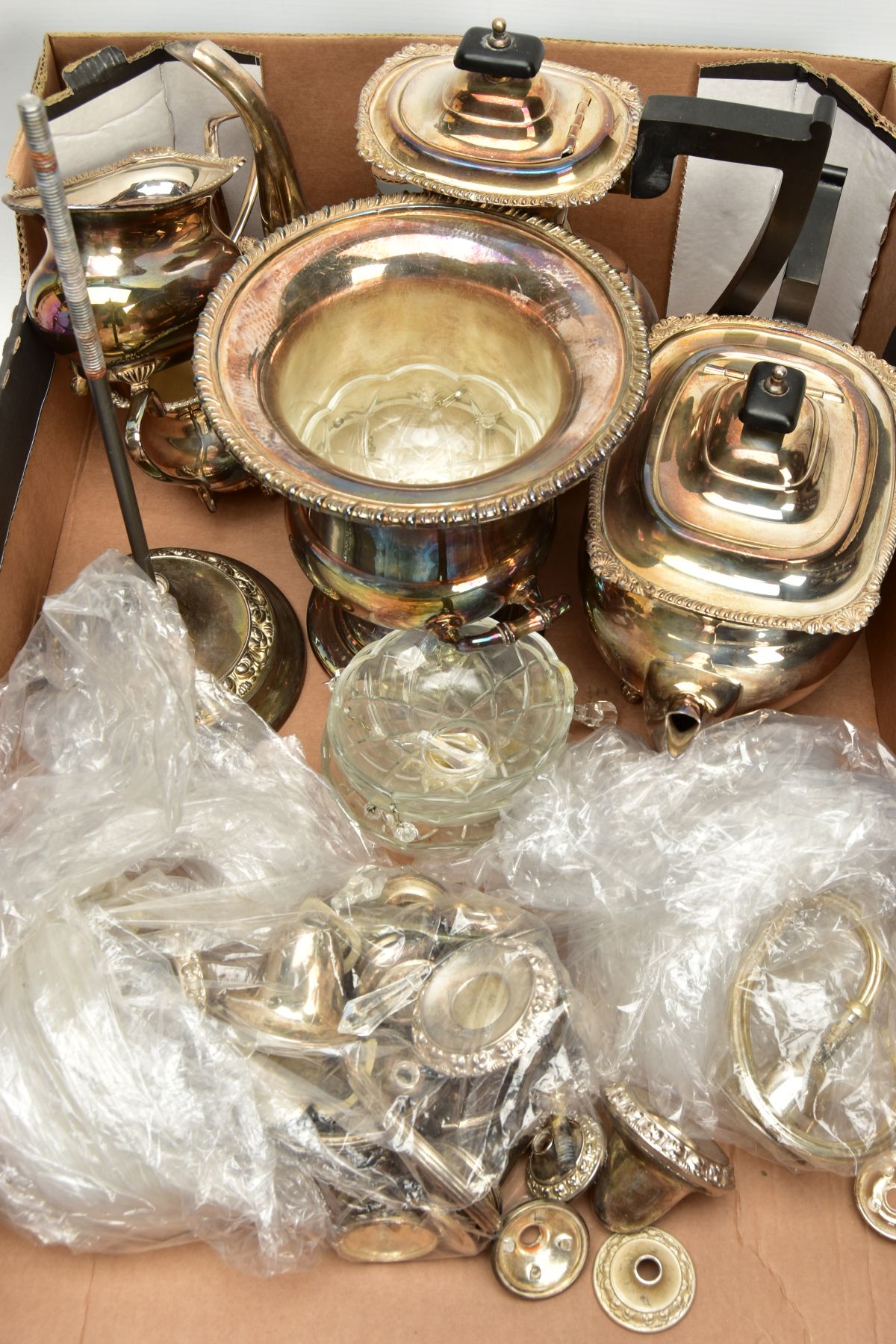 A BOX OF PLATED WARE, to include a three branch candle stick, a 'Viners' silver plated ic bucket, an - Bild 2 aus 6