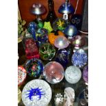 A COLLECTION OF TWENTY EIGHT MODERN GLASS PAPERWEIGHTS AND ANIMAL ORNAMENTS, including a