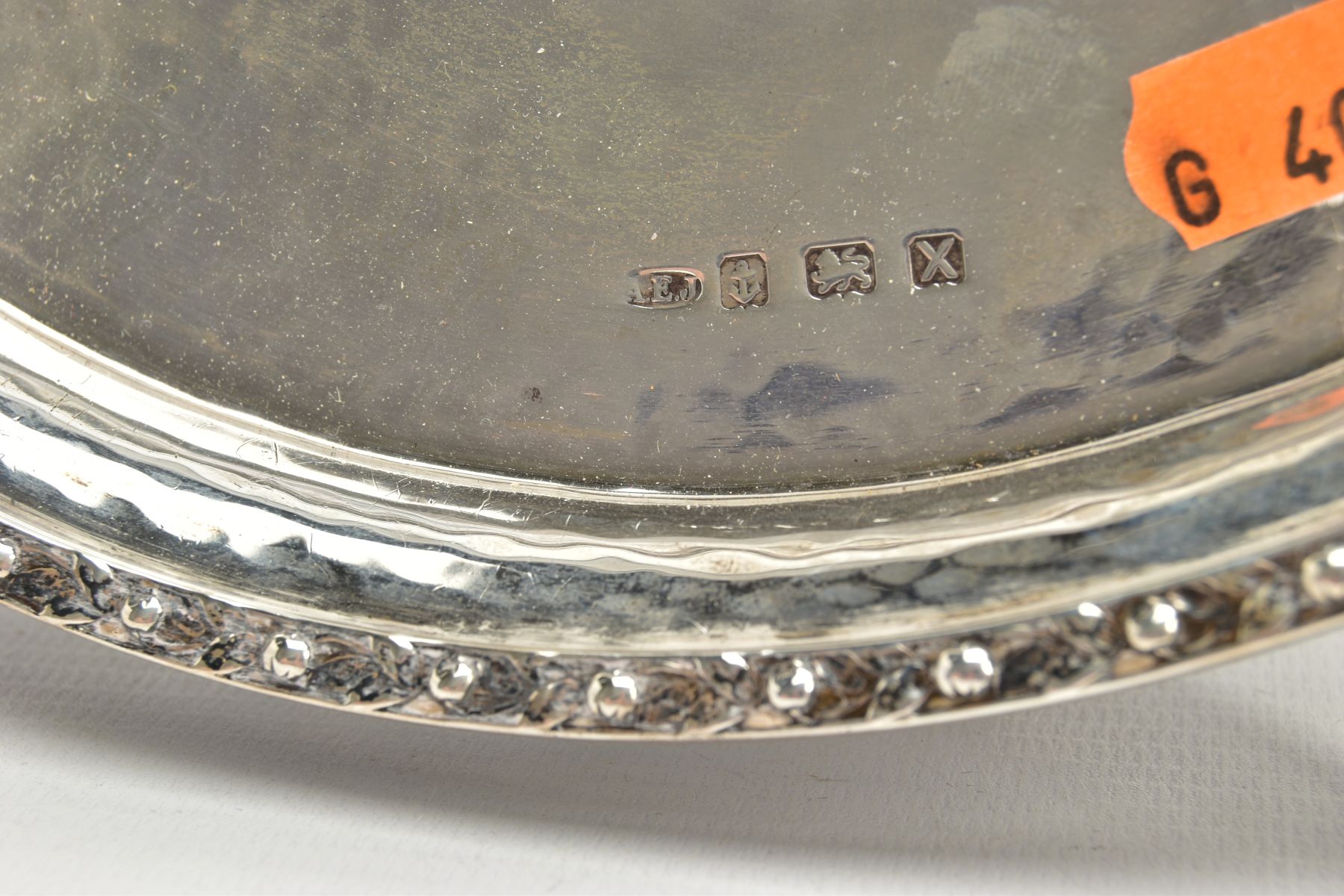 A SILVER SALVER, circular hammer effect salver with a foliage detailed rim, hallmarked 'A Edward - Bild 2 aus 4