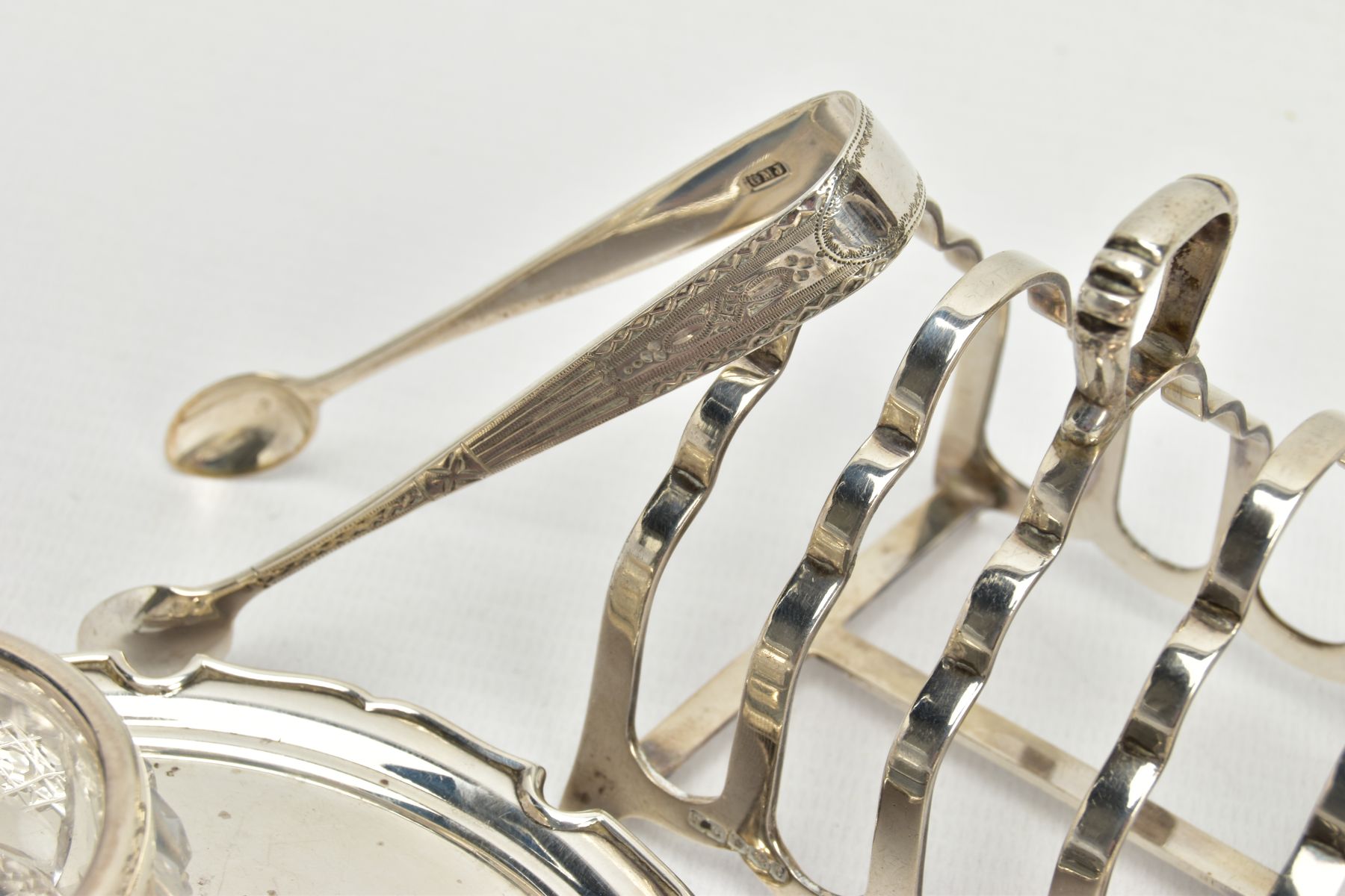 A SELECTION OF SILVER ITEMS, to include a small toast rack hallmarked 'Frank Cobb & Co Ltd' - Bild 6 aus 6