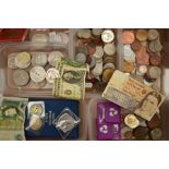 A BOX CONTAINING PLASTIC TRAYS OF MIXED WORLD COINS AND COMMEMORATIVES A 2001 £5 COIN ETC