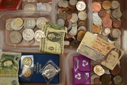 A BOX CONTAINING PLASTIC TRAYS OF MIXED WORLD COINS AND COMMEMORATIVES A 2001 £5 COIN ETC