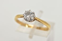 A YELLOW METAL SINGLE STONE DIAMOND RING, old cut diamond within an eight claw setting, colour