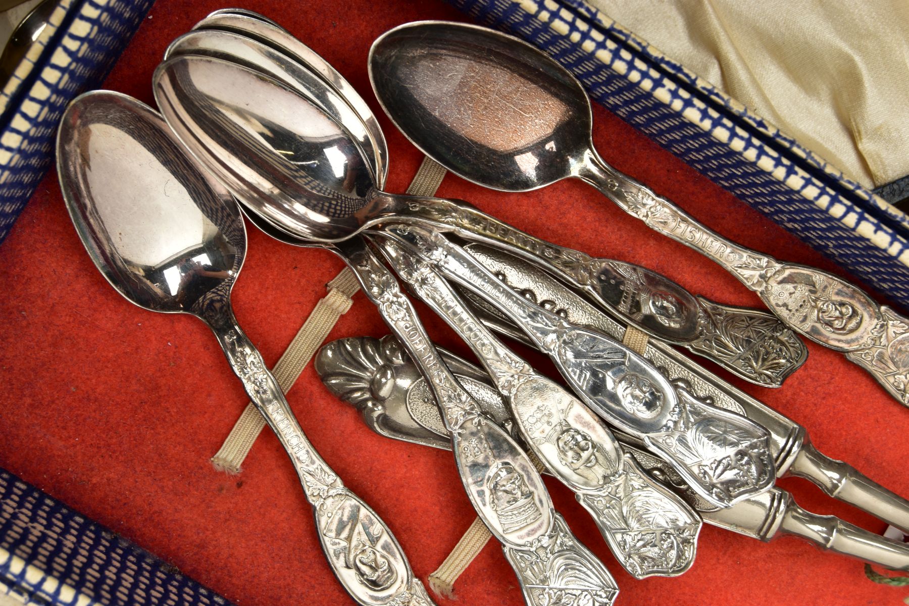 TWO BOXES OF CUTLERY AND WHITE METAL WARE, to include stainless steel knives, forks, tablespoons, - Bild 8 aus 8