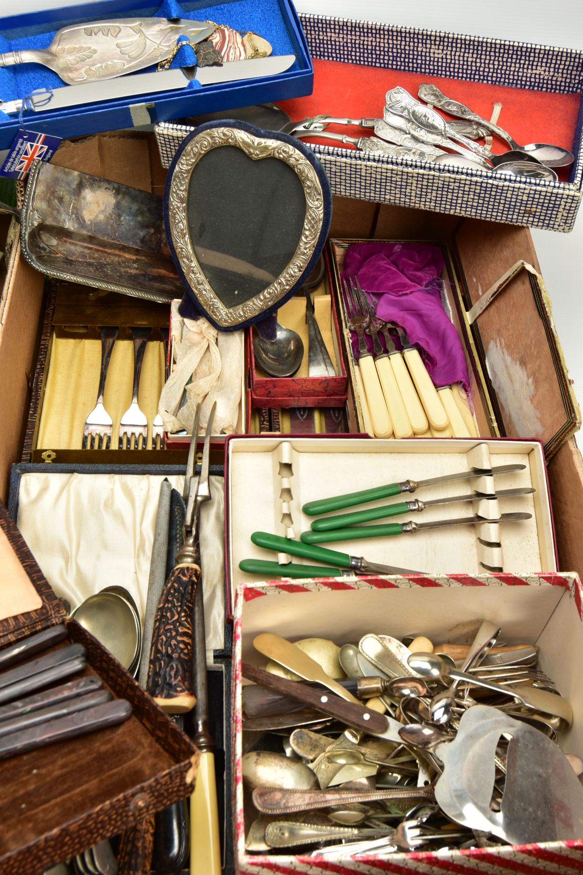 TWO BOXES OF CUTLERY AND WHITE METAL WARE, to include stainless steel knives, forks, tablespoons, - Bild 3 aus 8