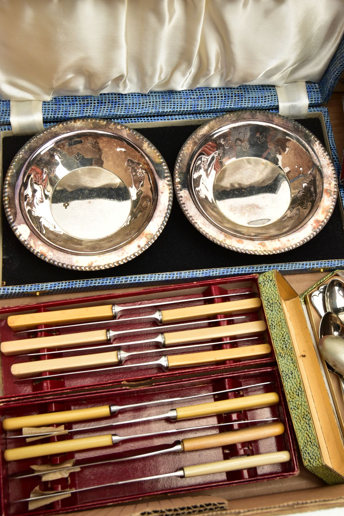 A BOX OF WHITE METAL WARE, to include a pair of silver sugar tongs hallmarked Birmingham, a three - Bild 3 aus 3