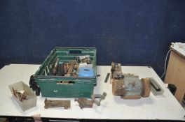 A VINTAGE DIVIDING HEAD LATHE ATTACHMENT length 24cm (rusty but does turn) and a tray containing
