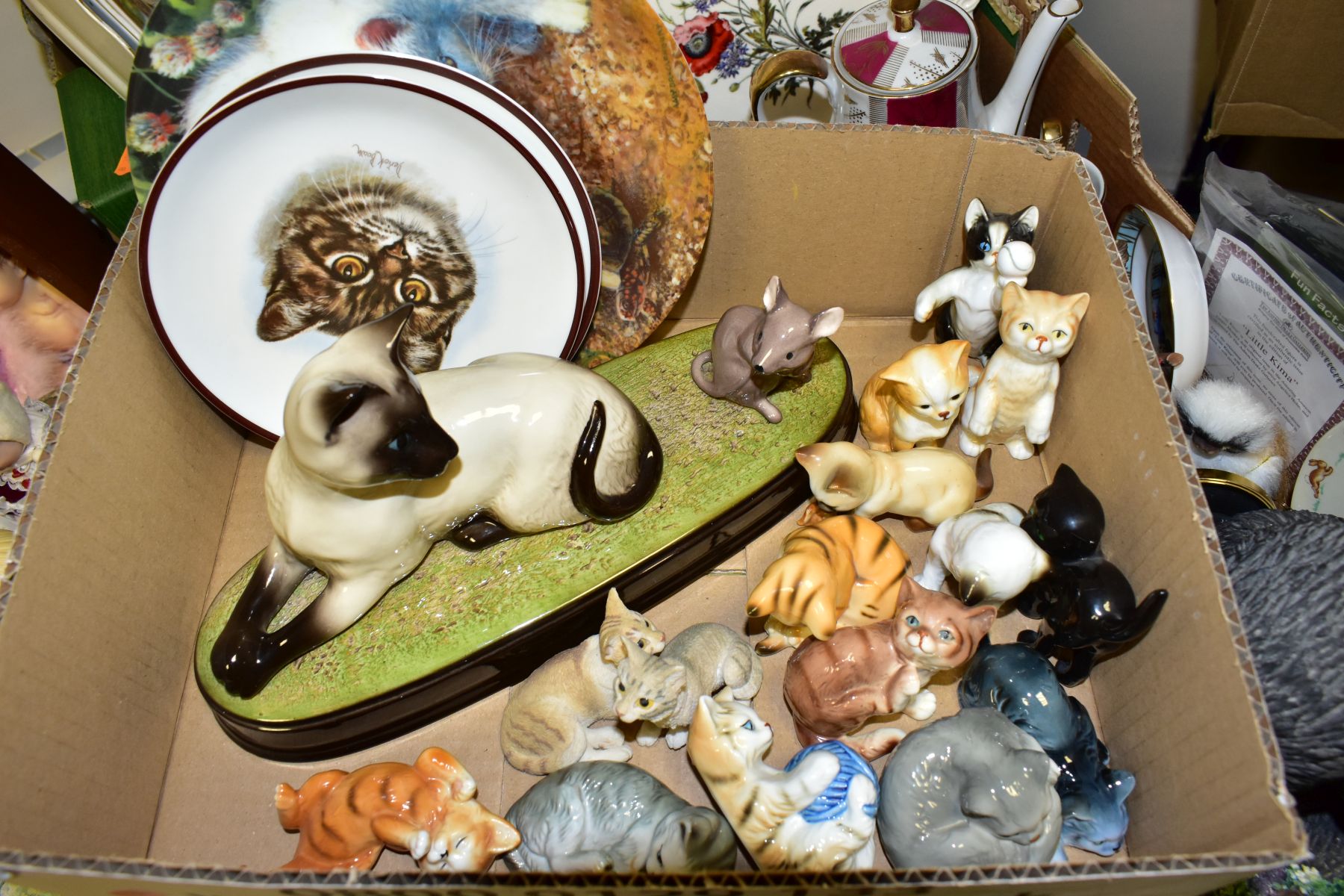 THREE BOXES OF CERAMICS, GLASSWARES AND OTHER DECORATIVE ITEMS, to include a Beswick Micawber - Image 4 of 7