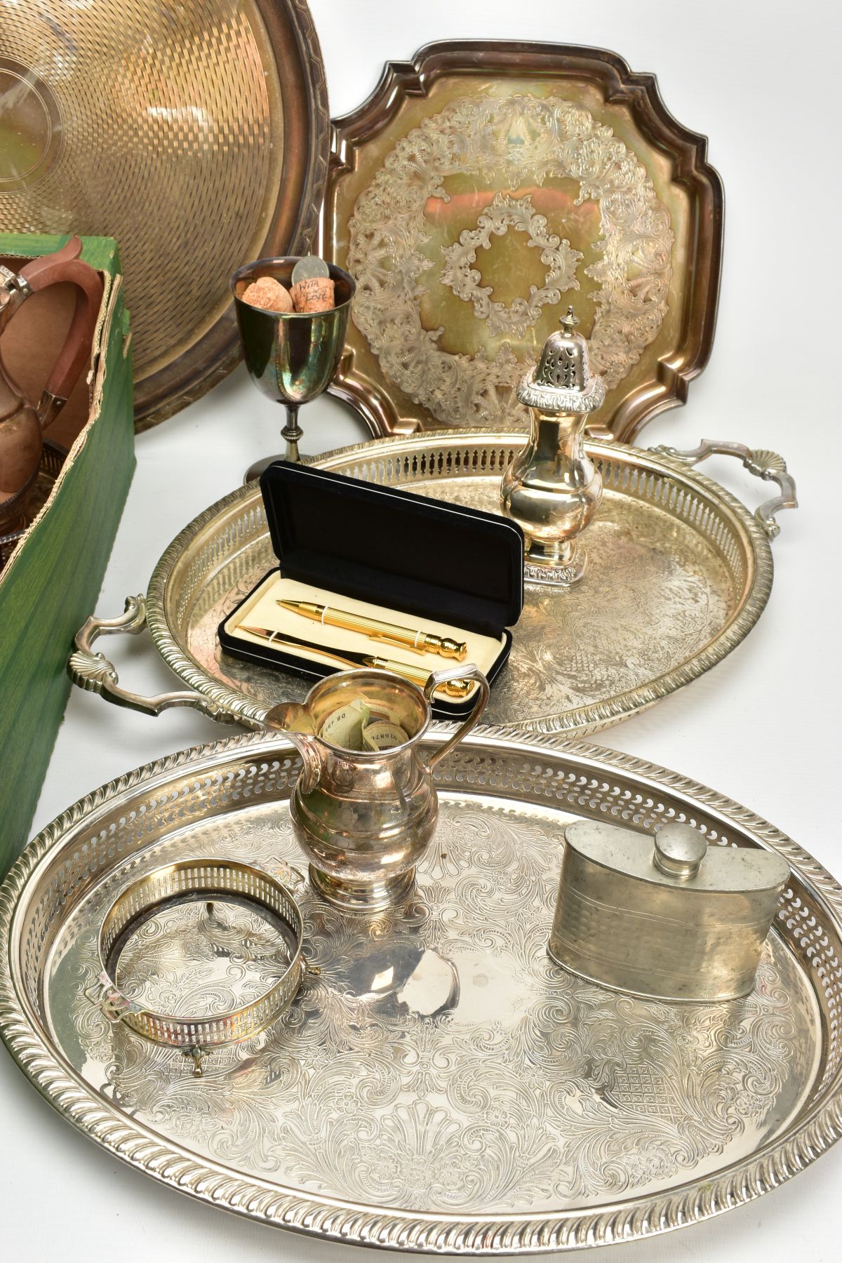 TWO BOXES OF ASSORTED WHITE METAL WARE AND CUTLERY, to include a pair of three branch candle - Bild 6 aus 7