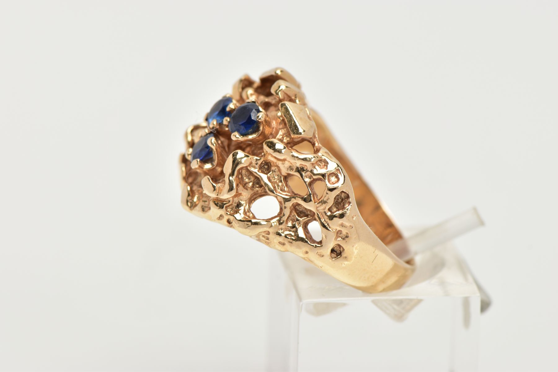 A YELLOW METAL ABSTRACT DRESS RING, an open work textured ring set with three circular cut blue - Image 2 of 4