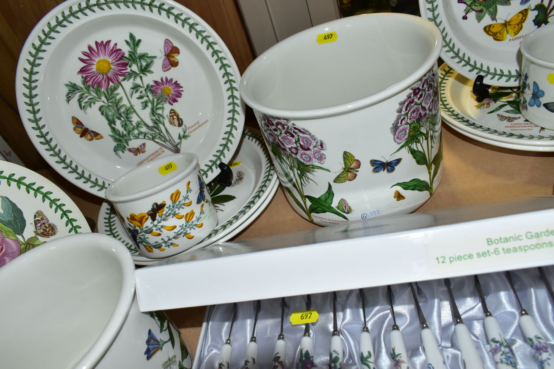 A QUANTITY OF PORTMEIRION BOTANIC GARDEN PATTERN TABLE AND GIFTWARE, comprising a pie slice, salad - Bild 6 aus 6
