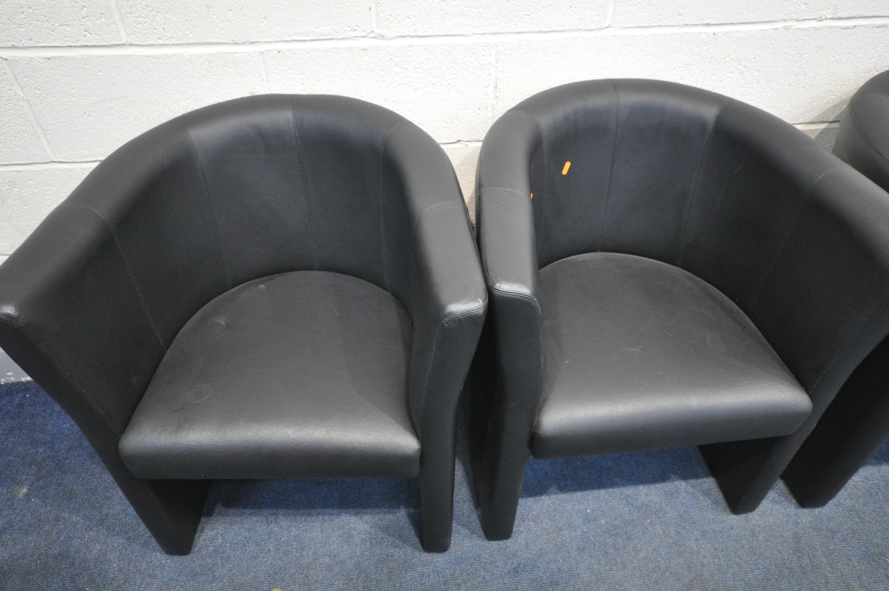 A SET OF FOUR MATCHING BLACK LEATHERETTE TUB CHAIRS - Bild 2 aus 3