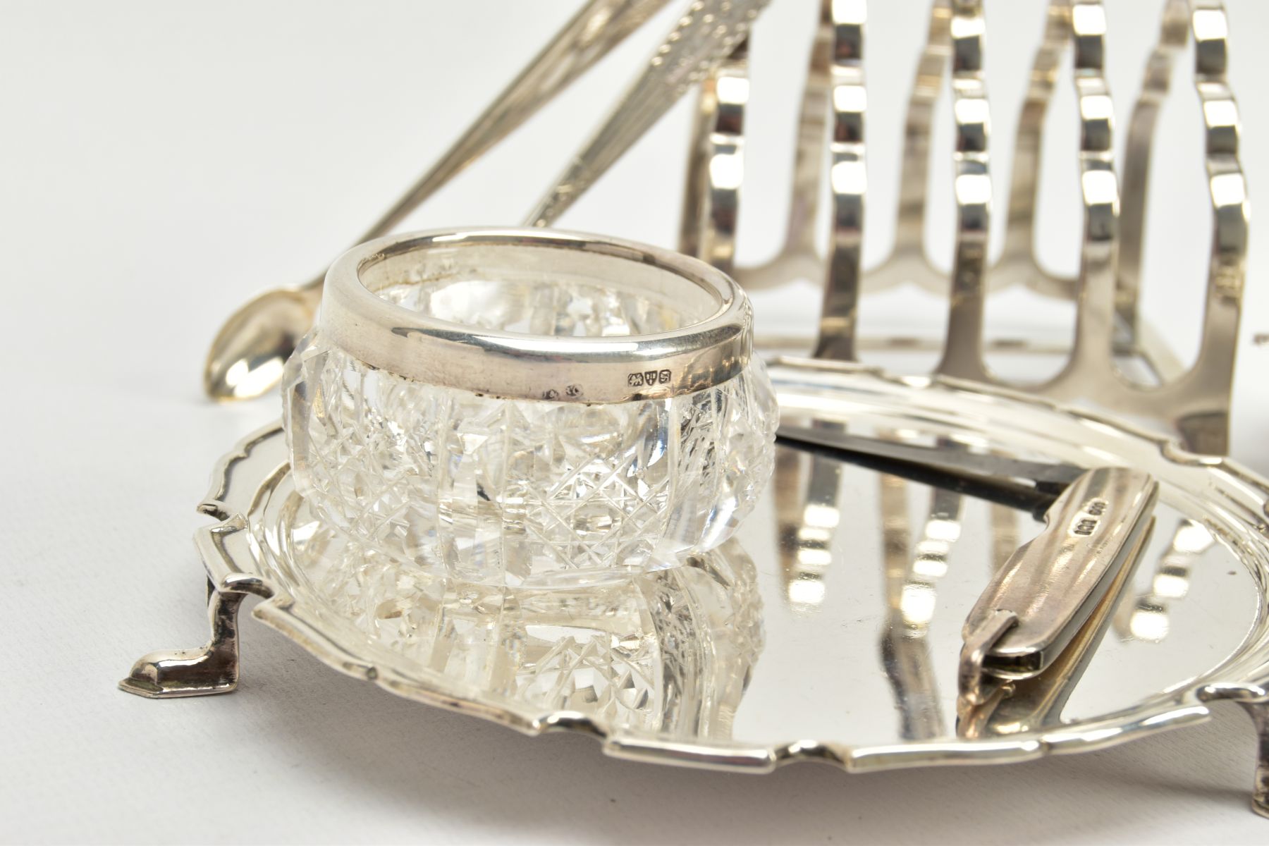 A SELECTION OF SILVER ITEMS, to include a small toast rack hallmarked 'Frank Cobb & Co Ltd' - Bild 4 aus 6