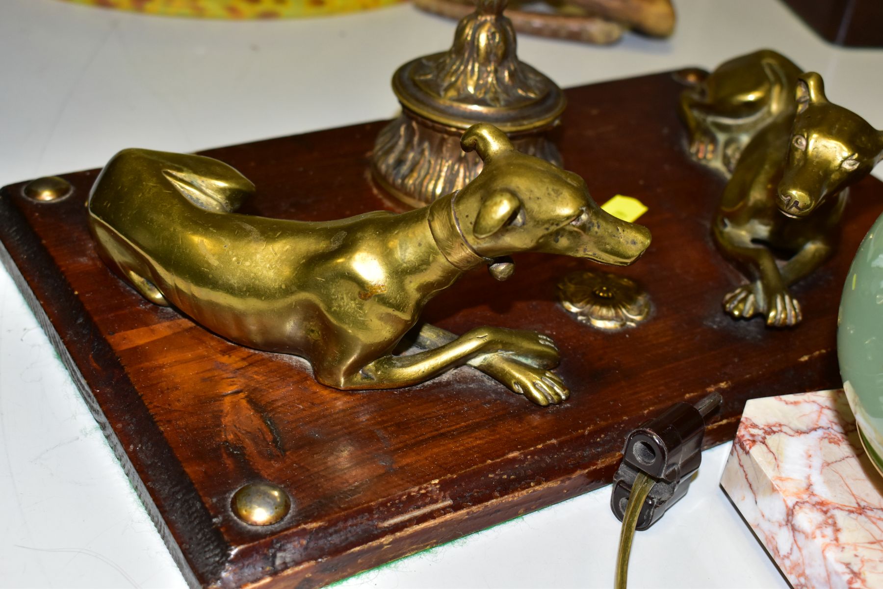 AN ART DECO DESK LAMP DEPICTING A PAIR OF BRONZED ALSATIAN DOGS MOUNTED TO A MARBLE PLINTH, - Image 3 of 8