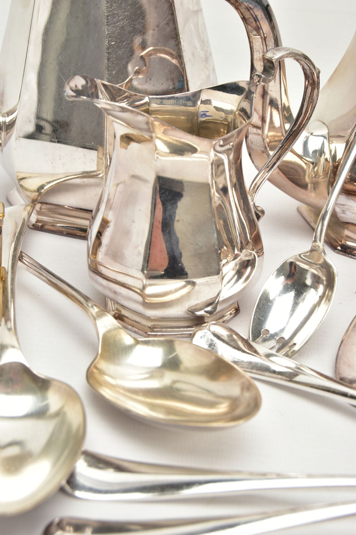 A TEA SERVICE SET AND CUTLERY, to include a silver-plated four piece faceted tea set, together - Bild 2 aus 6