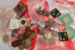 A BAG OF ASSORTED OLD COINS AND COMMEMORATIVES, coins to include old British Half-penny's, one