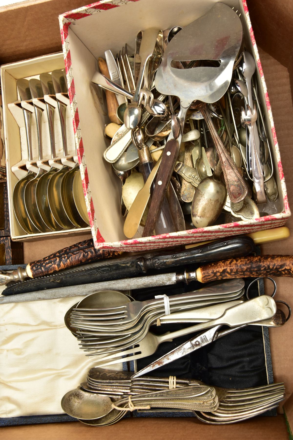 TWO BOXES OF CUTLERY AND WHITE METAL WARE, to include stainless steel knives, forks, tablespoons, - Bild 7 aus 8