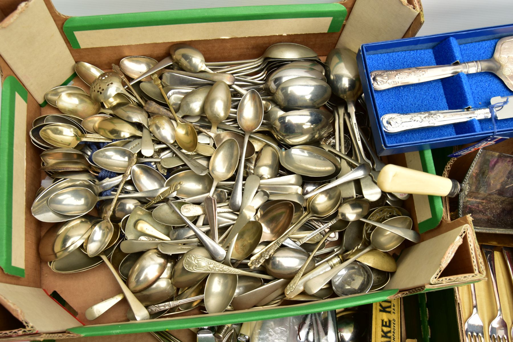 TWO BOXES OF CUTLERY AND WHITE METAL WARE, to include stainless steel knives, forks, tablespoons, - Bild 2 aus 8