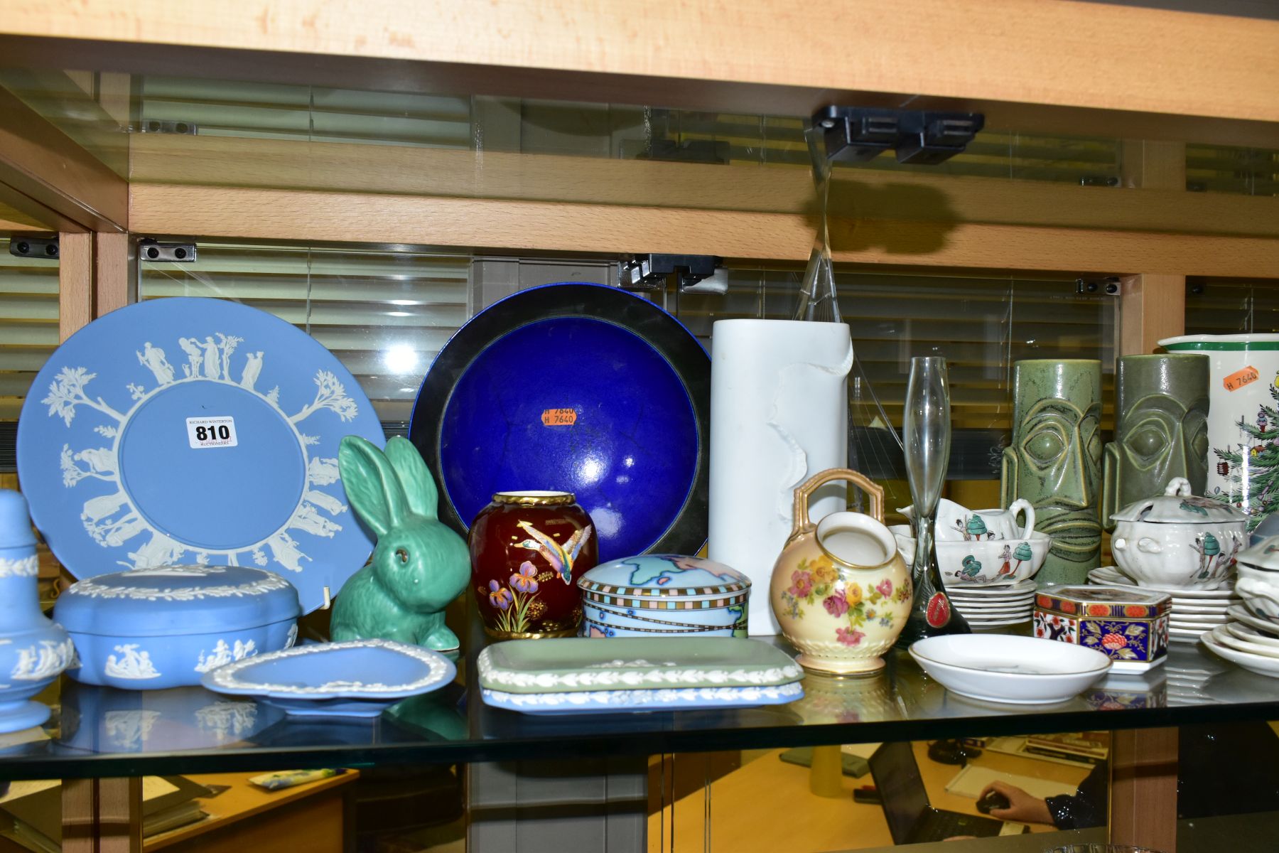 ASSORTED CERAMICS AND GLASSWARE INCLUDING SPODE, WEDGWOOD AND ROYAL CROWN DERBY, a