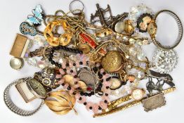 AN ASSORTMENT OF VICTORIAN JEWELLERY AND OTHER ITEMS, to include a tortoise shell brooch decorated