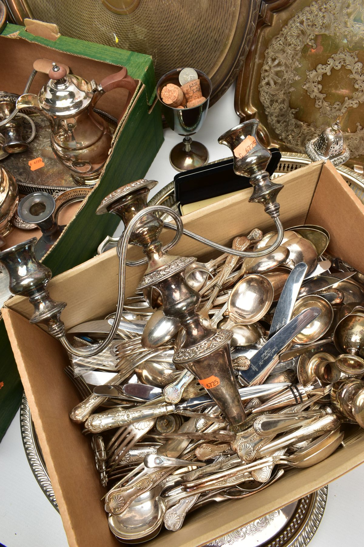 TWO BOXES OF ASSORTED WHITE METAL WARE AND CUTLERY, to include a pair of three branch candle - Bild 4 aus 7