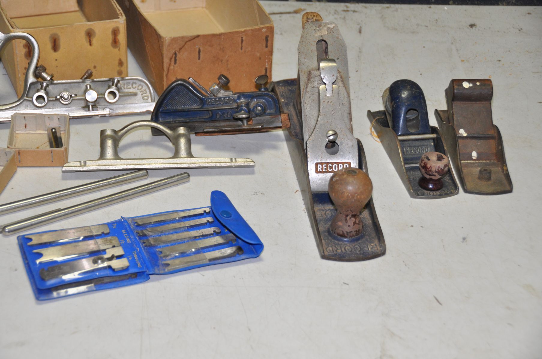 FOUR RECORD WOOD PLANES and another block plane including a No050 Combination Plane complete in - Image 3 of 3