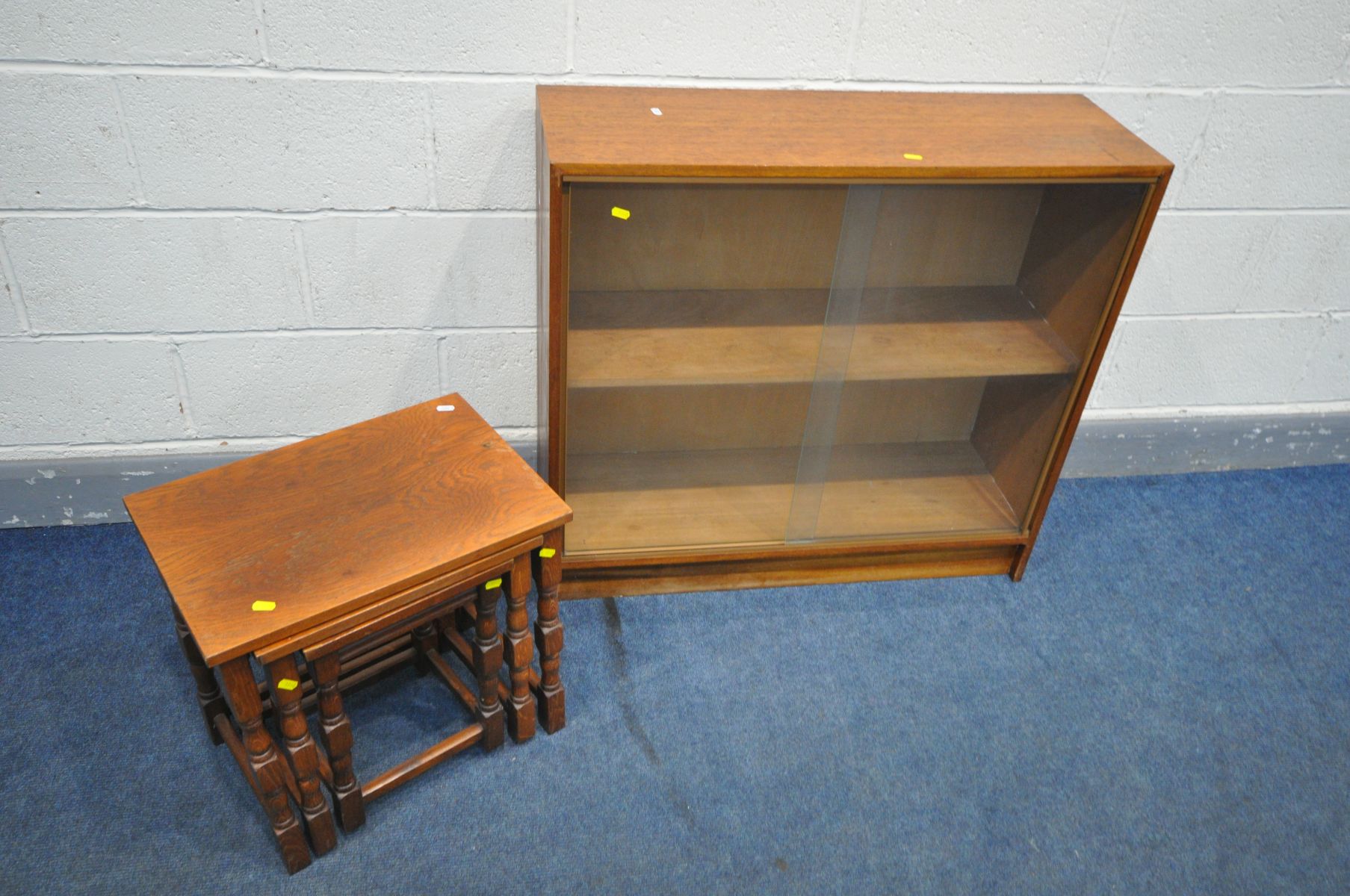 AN OAK COURT CUPBOARD, with an arrangement of cupboard doors over a single long drawer, width - Image 4 of 4