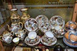 A QUANTITY OF 20TH CENTURY JAPANESE AND CHINESE PORCELAIN, A GILT FRAMED MIRROR AND A LATE 20TH