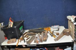 A TRAY CONTAINING CARPENTRY TOOLS including a Stanley No220 block plane, a 4in Plane with Stanley