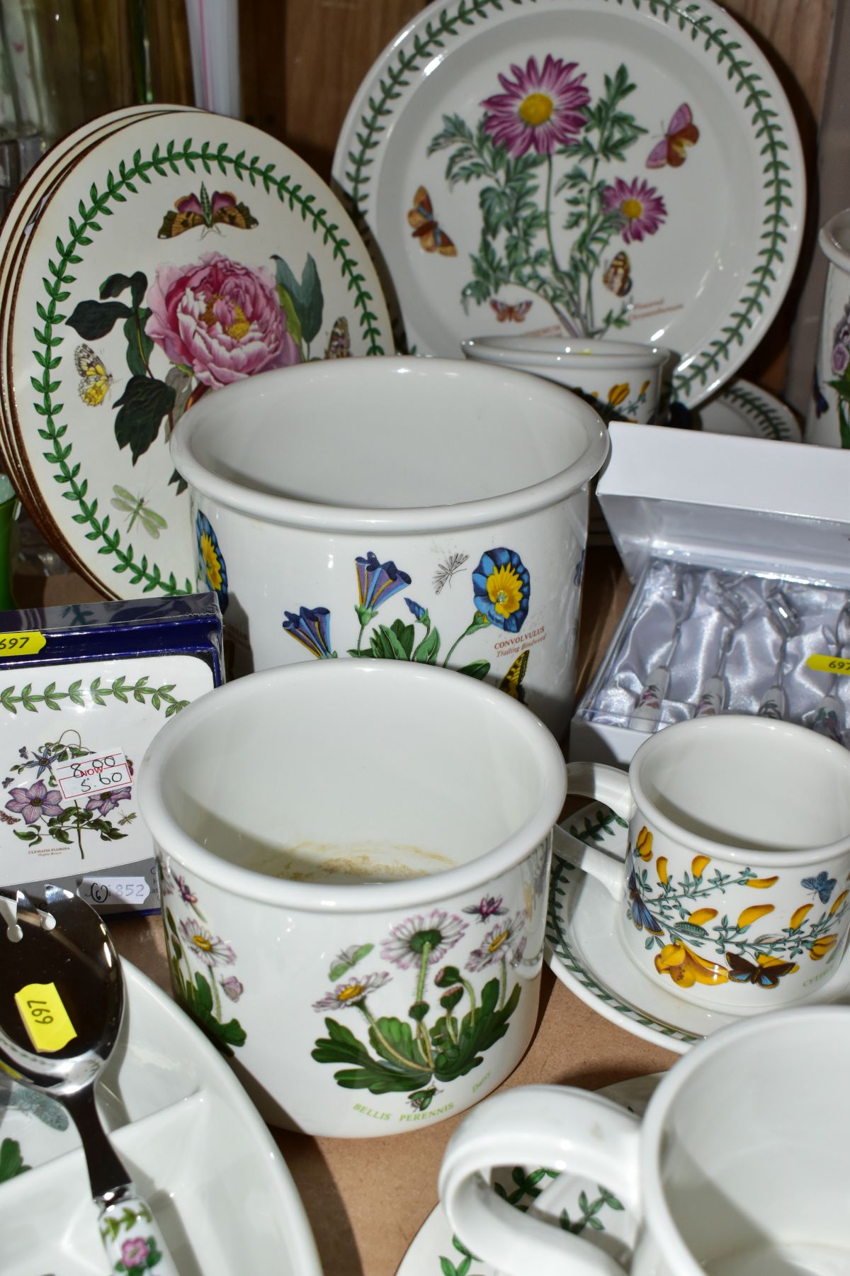 A QUANTITY OF PORTMEIRION BOTANIC GARDEN PATTERN TABLE AND GIFTWARE, comprising a pie slice, salad - Bild 3 aus 6