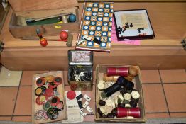 A SMALL QUANTITY OF VINTAGE GAMES, comprising a set of Squails, possibly by Jaques, a boxed 'Table