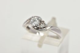 AN 18CT WHITE GOLD DIAMOND RING, the brilliant cut diamond with asymmetric brilliant cut diamond