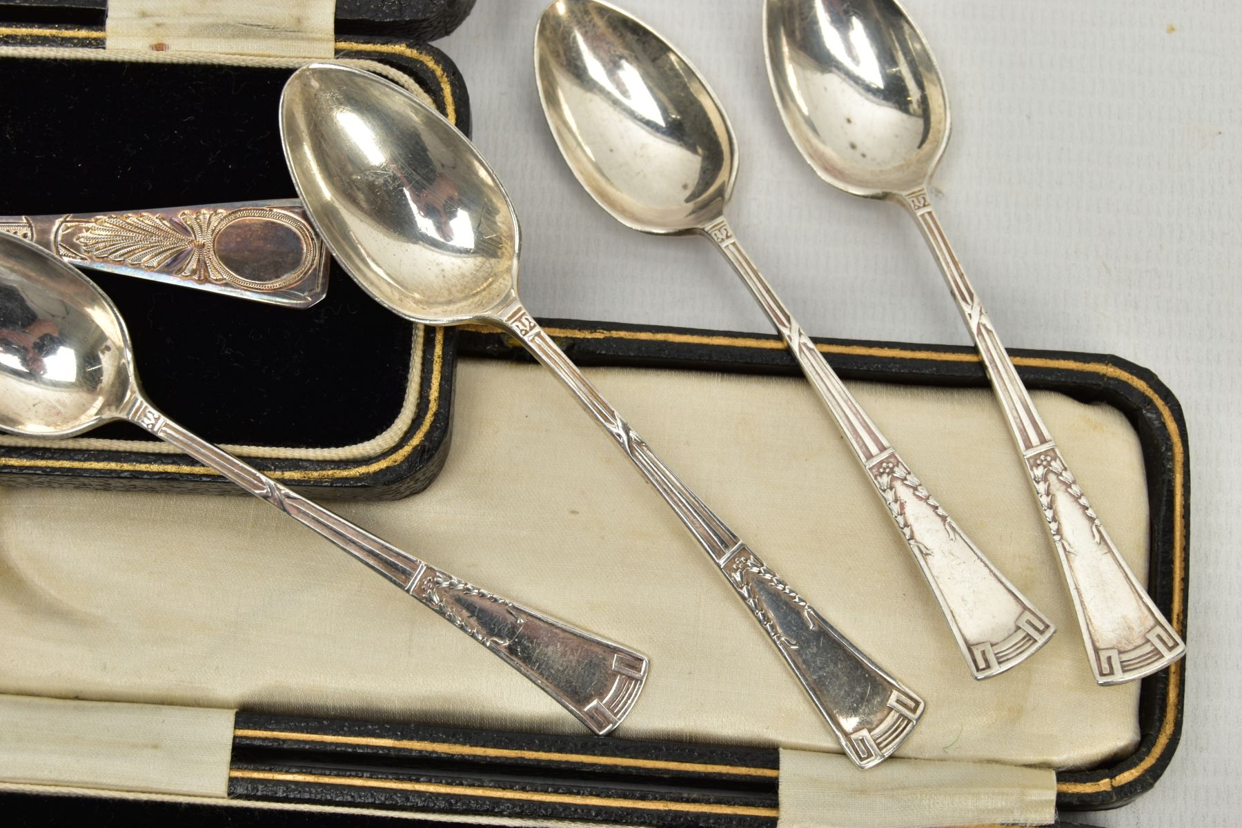 A BOX OF ASSORTED SILVER SPOONS, to include single cased spoon with engraved detail, signed 'ER' ' - Bild 2 aus 3