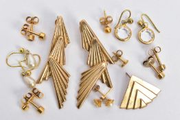 AN ASSORTMENT OF 9CT GOLD AND YELLOW METAL EARRINGS, to include a pair of overlapping fan