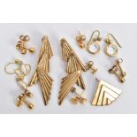 AN ASSORTMENT OF 9CT GOLD AND YELLOW METAL EARRINGS, to include a pair of overlapping fan