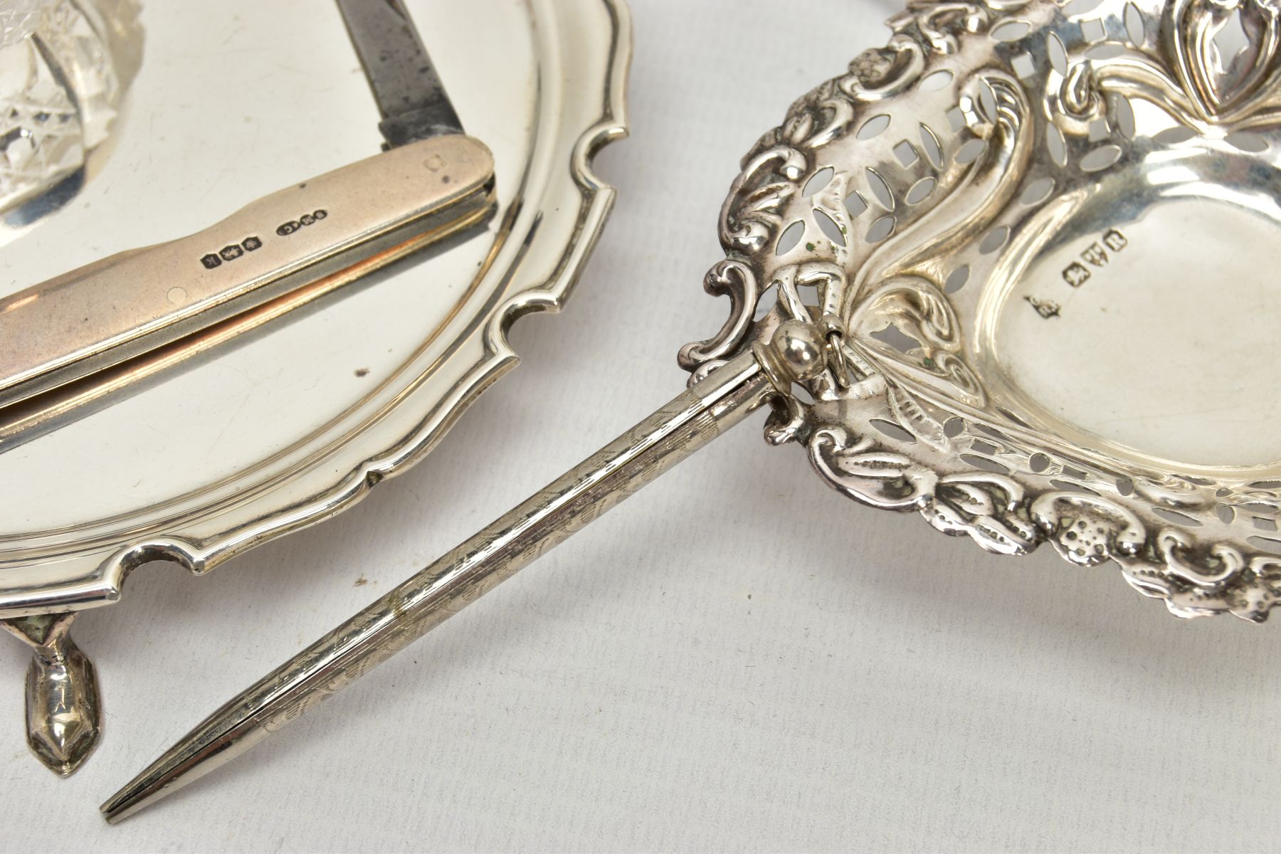 A SELECTION OF SILVER ITEMS, to include a small toast rack hallmarked 'Frank Cobb & Co Ltd' - Bild 5 aus 6