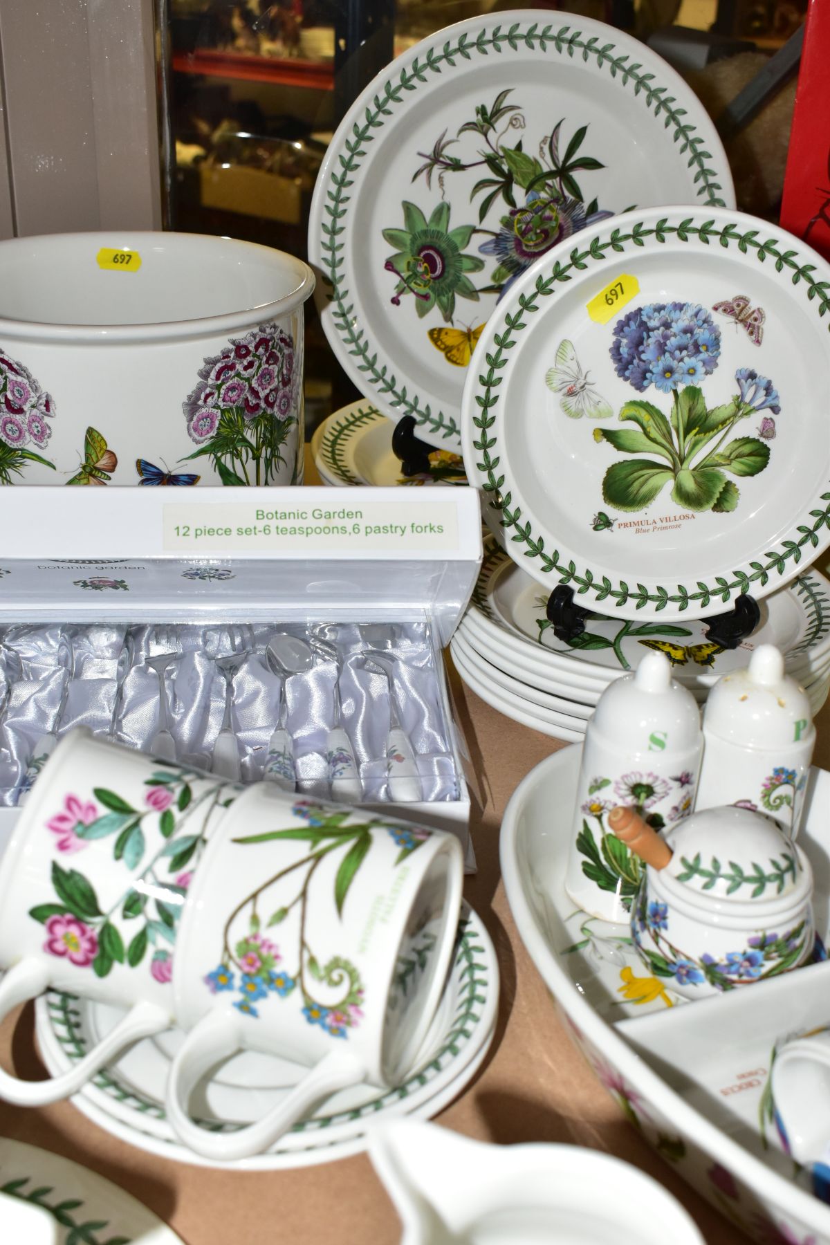 A QUANTITY OF PORTMEIRION BOTANIC GARDEN PATTERN TABLE AND GIFTWARE, comprising a pie slice, salad - Bild 2 aus 6