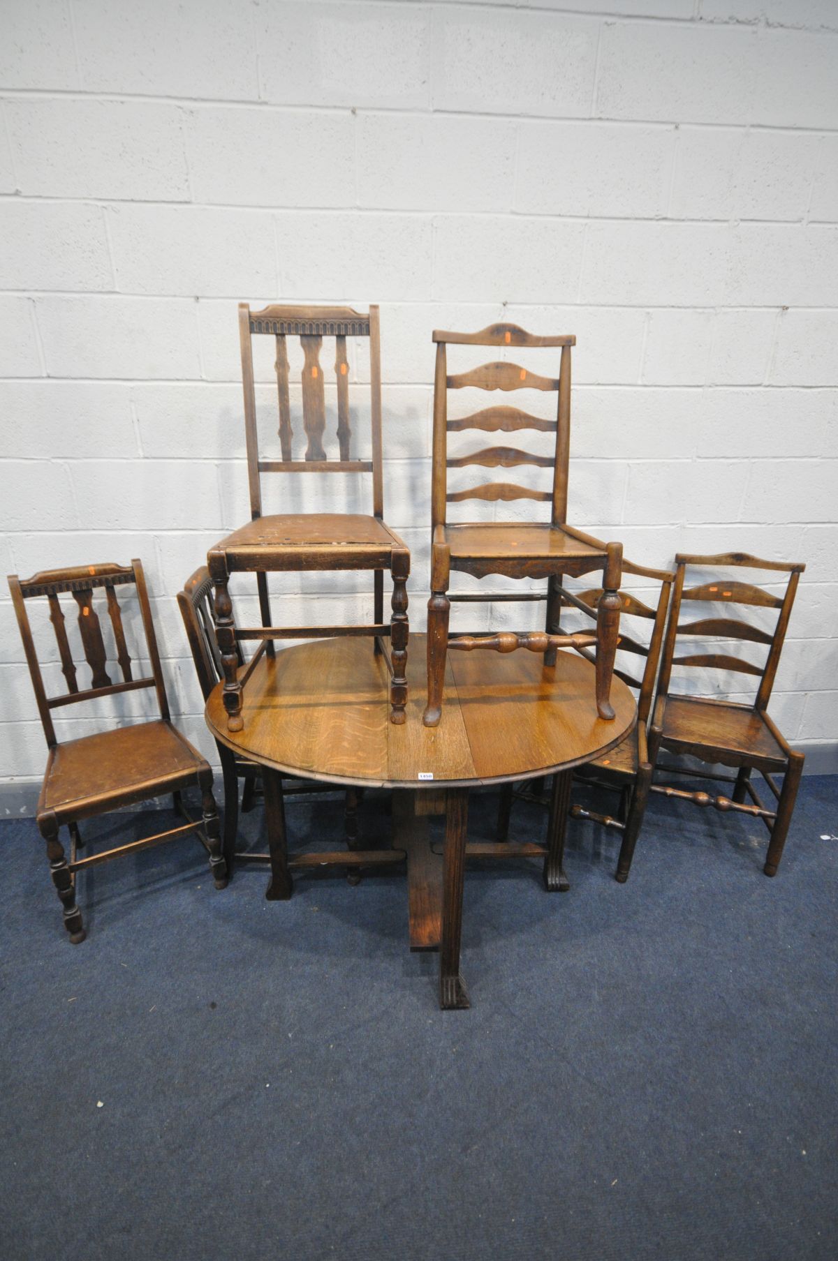 AN ART DECO OAK OVAL GATE LEG TABLE, open length 120cm x closed length 23cm x depth 90cm x height