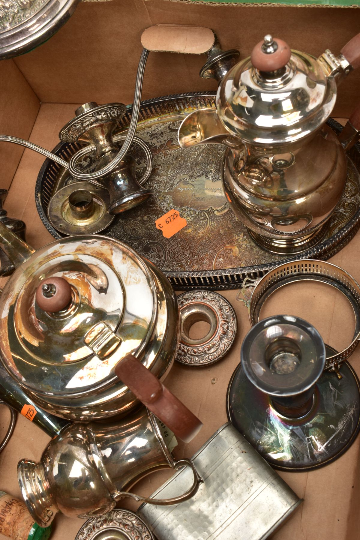 TWO BOXES OF ASSORTED WHITE METAL WARE AND CUTLERY, to include a pair of three branch candle - Bild 3 aus 7