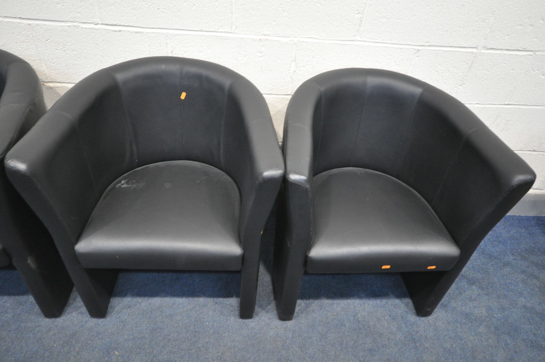 A SET OF FOUR MATCHING BLACK LEATHERETTE TUB CHAIRS - Bild 3 aus 3