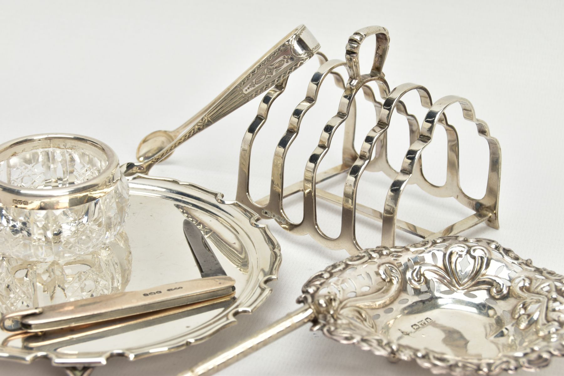 A SELECTION OF SILVER ITEMS, to include a small toast rack hallmarked 'Frank Cobb & Co Ltd' - Bild 3 aus 6