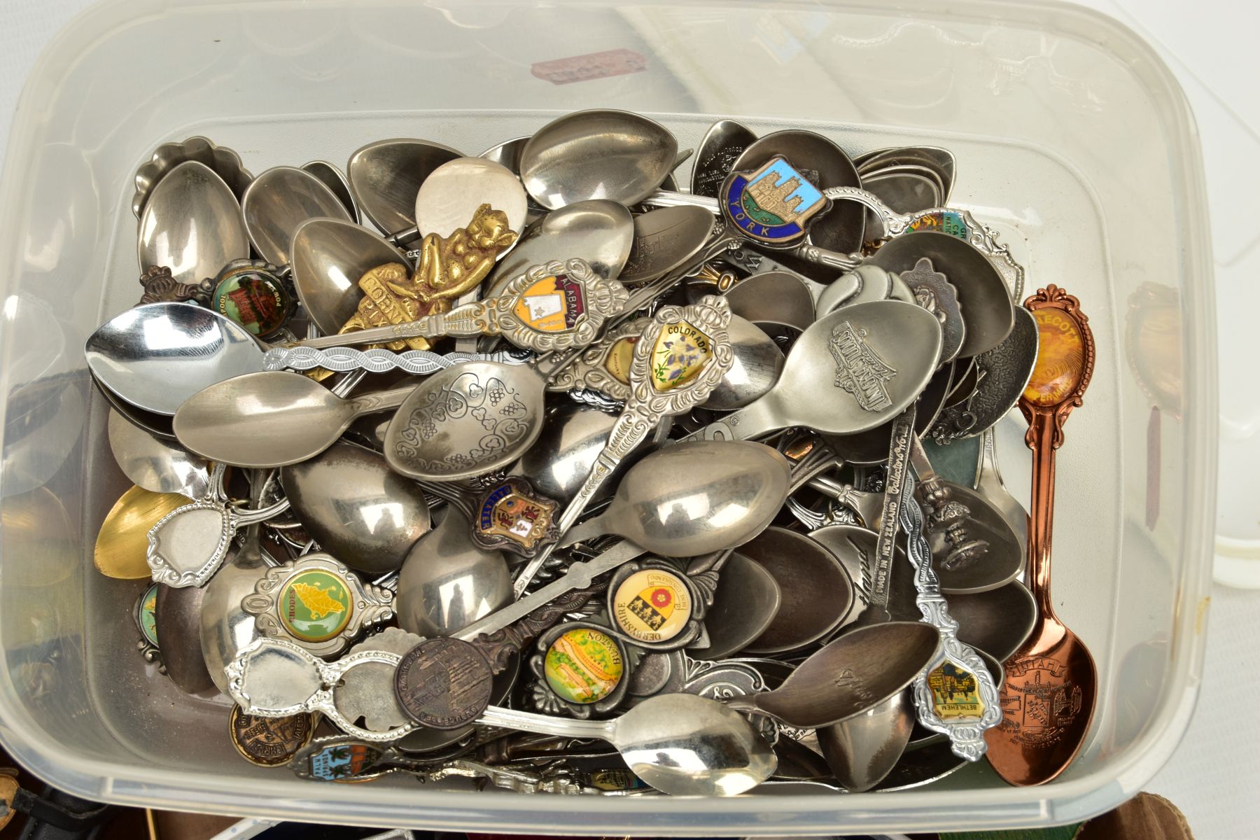 A BOX OF ASSORTED ITEMS, to include a white metal belt buckle of an oval form detailed with a yellow - Image 2 of 6