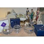 A GROUP OF DECORATIVE RESIN FIGURES, TABLE LAMPS, REPRODUCTION CERAMICS AND ASSORTED GLASSWARE,