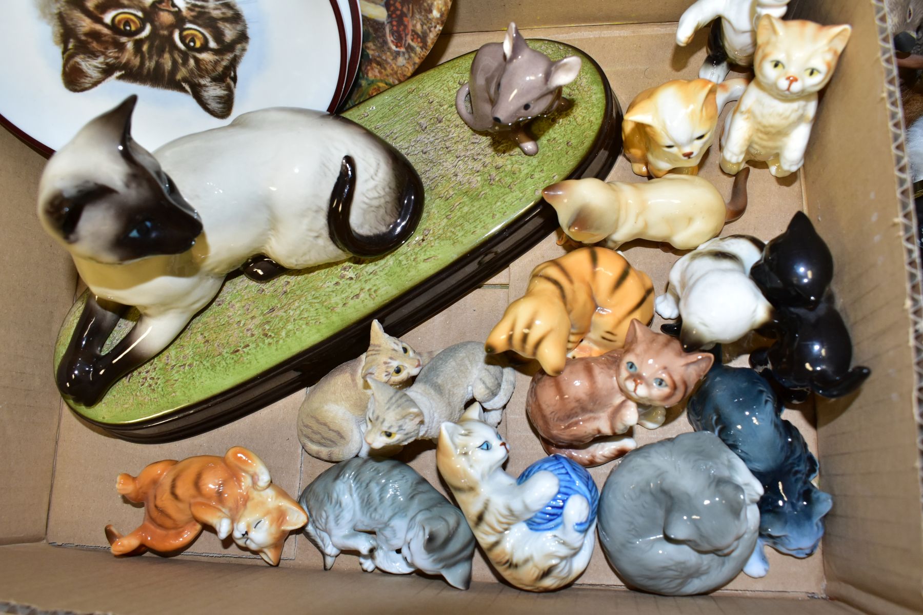 THREE BOXES OF CERAMICS, GLASSWARES AND OTHER DECORATIVE ITEMS, to include a Beswick Micawber - Image 5 of 7