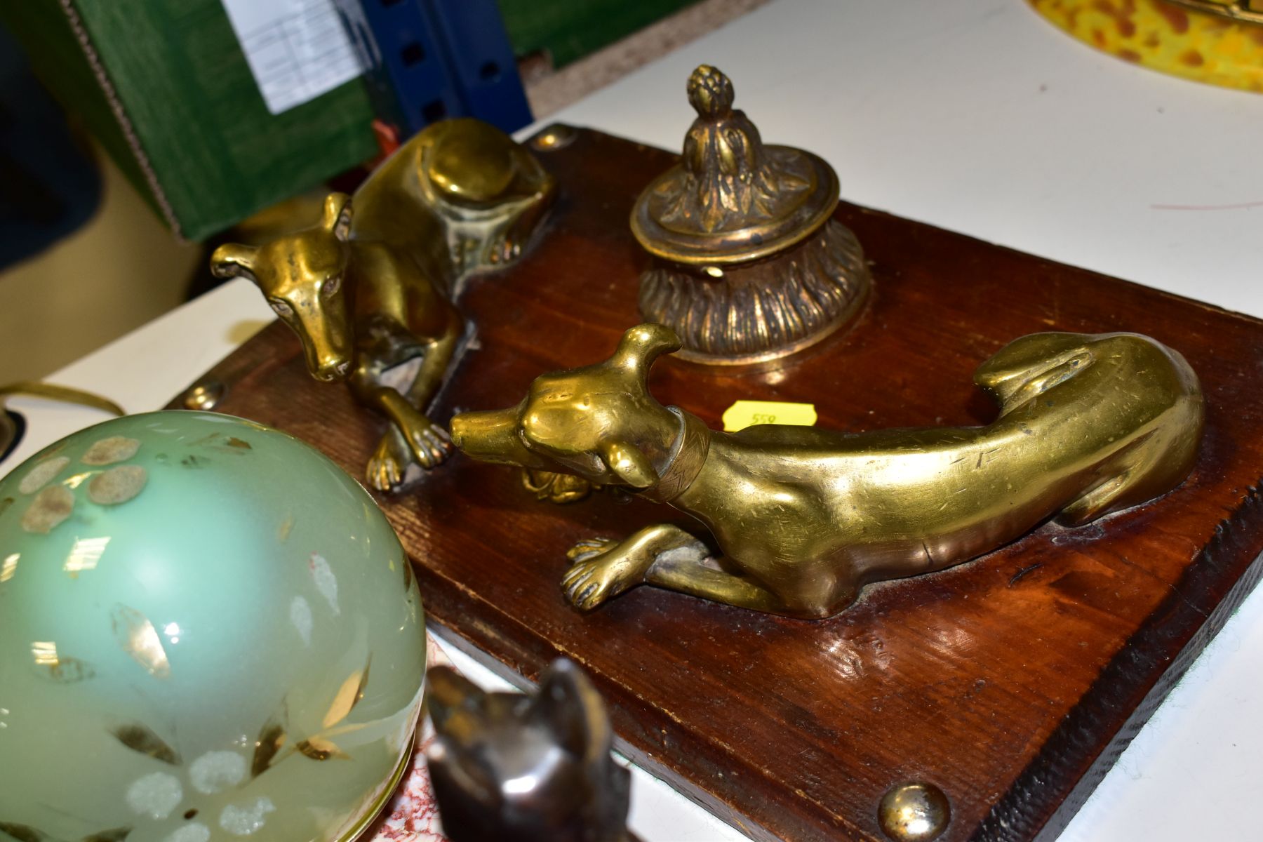 AN ART DECO DESK LAMP DEPICTING A PAIR OF BRONZED ALSATIAN DOGS MOUNTED TO A MARBLE PLINTH, - Image 7 of 8