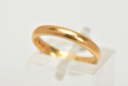 A 22CT GOLD BAND RING, plain polished band, approximate width 2.7mm, hallmarked 22ct Birmingham,