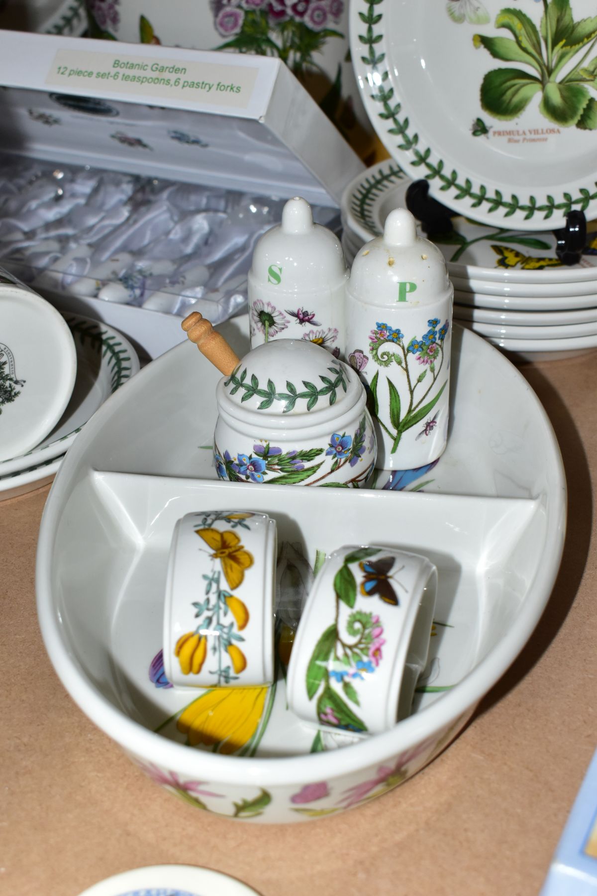 A QUANTITY OF PORTMEIRION BOTANIC GARDEN PATTERN TABLE AND GIFTWARE, comprising a pie slice, salad - Bild 5 aus 6